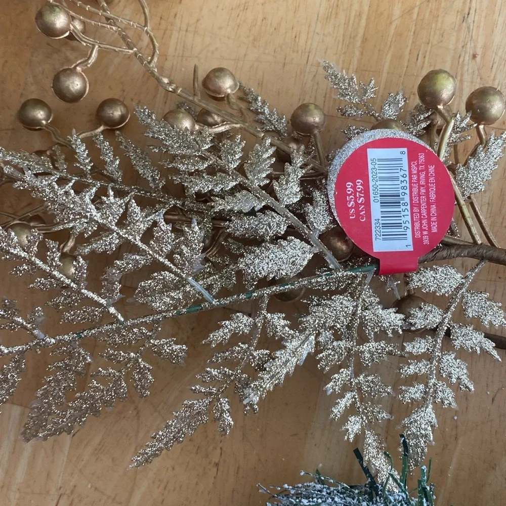 Wreath 12 in bundle with 2 gold color leaf picks. NWT Perfect holiday decor